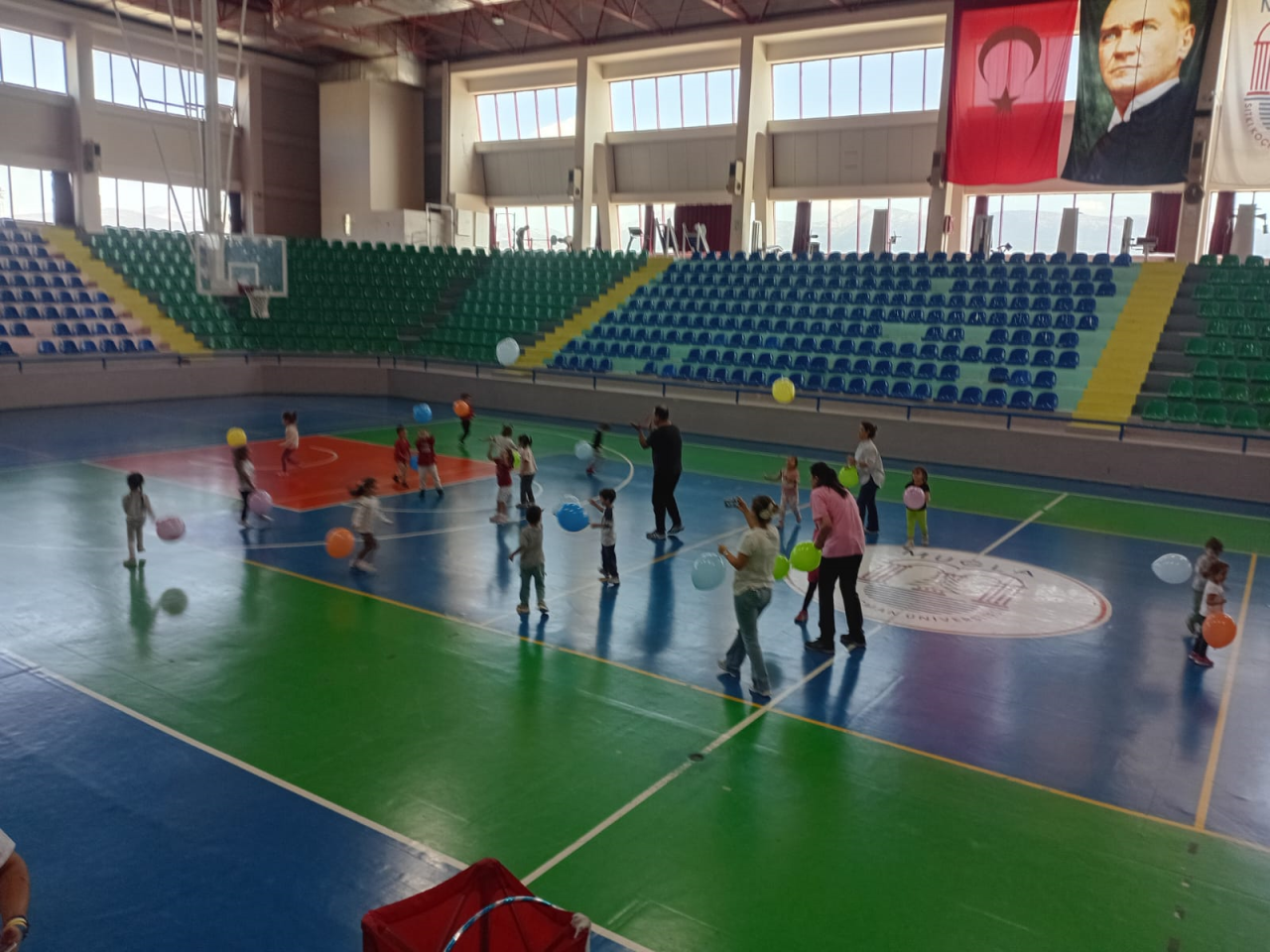  MSKÜ Gündüz Bakımevi Çocukları Spor Salonunda Jimnastik ve Slalomla Eğlendi