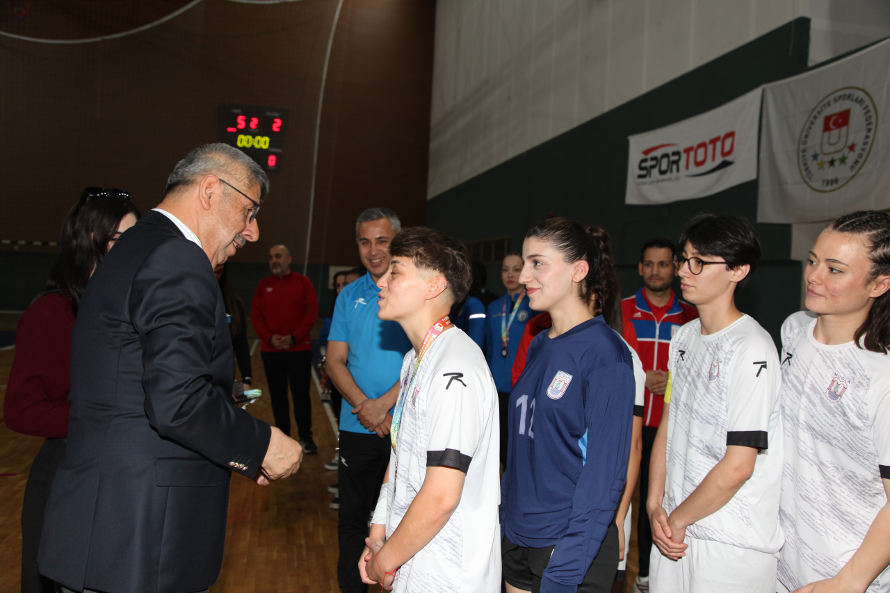 ÜNİVERSİTEMİZ FUTSAL KADIN TAKIMI ÜNİLİG FUTSAL ŞAMPİYONU OLDU