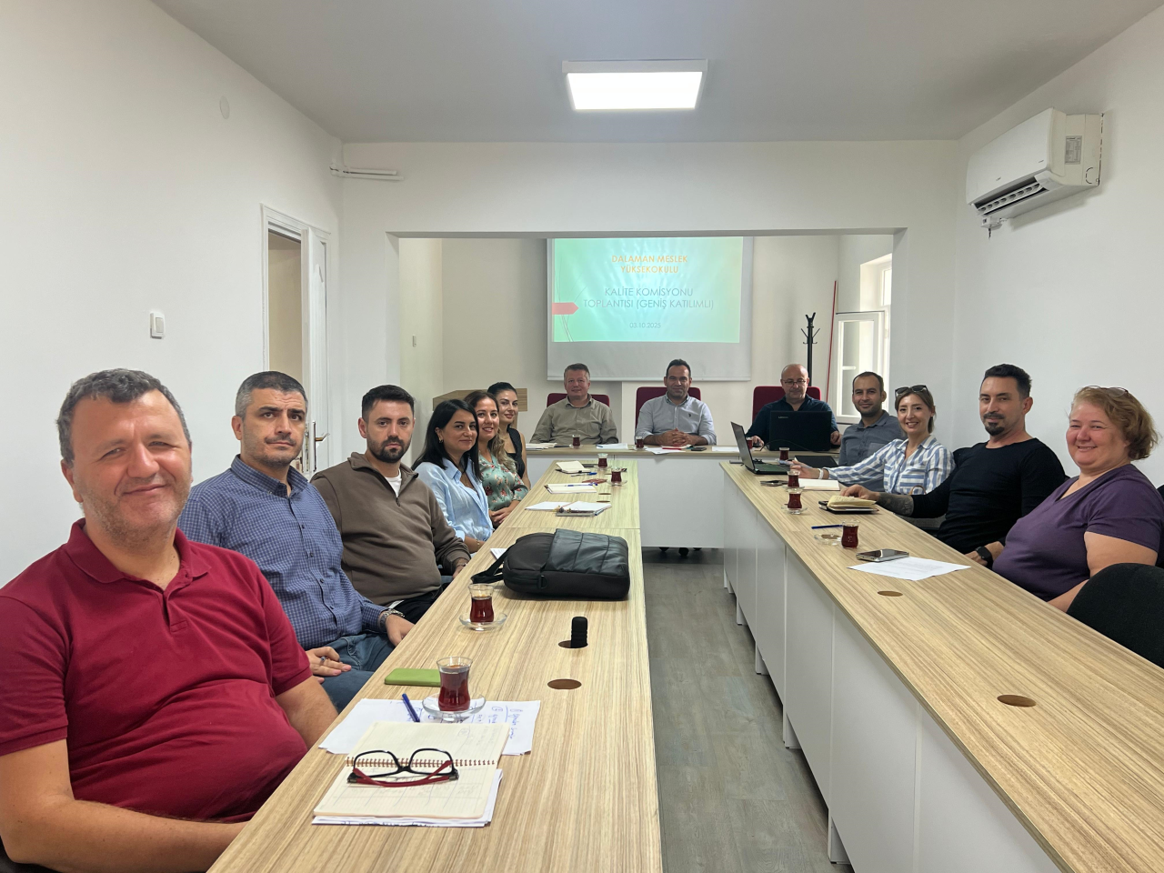 Dalaman Meslek Yüksekokulu’nda 3 Ekim 2025 Cuma günü saat 15.30’da, Yüksekokul Müdürü Doç. Dr. Ozan KAYA başkanlığında geniş katılımlı Kalite Komisyonu Toplantısı gerçekleştirildi.