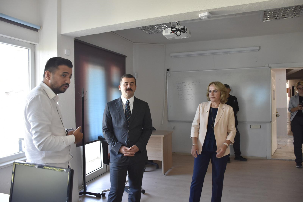 Kaymakamımız Sayın Mert KUMCU Yüksekokulumuz Müdürü Doç.Dr.Hatice ULUSOY’u makamında ziyaret etti.