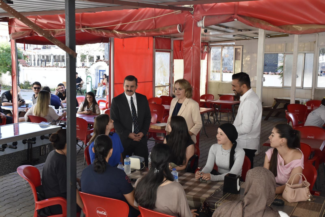 Kaymakamımız Sayın Mert KUMCU Yüksekokulumuz Müdürü Doç.Dr.Hatice ULUSOY’u makamında ziyaret etti.