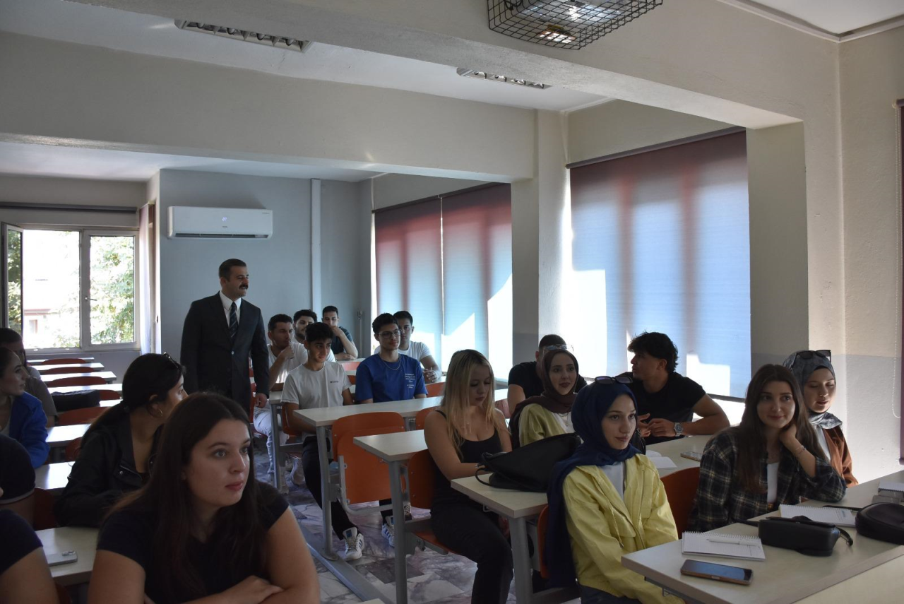 Kaymakamımız Sayın Mert KUMCU Yüksekokulumuz Müdürü Doç.Dr.Hatice ULUSOY’u makamında ziyaret etti.