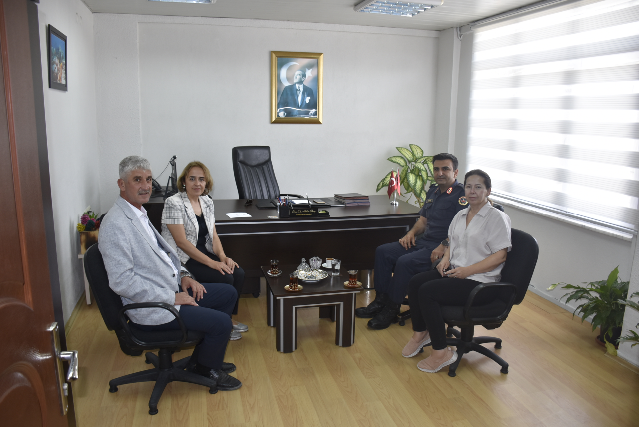 Köyceğiz Belediye Başkanı Sayın Ali ERDOĞAN ve Emniyet Müdürü Hüseyin BAŞKAN Yüksekokulumuz Müdürü Doç.Dr.Hatice ULUSOY’u makamında ziyaretleri.