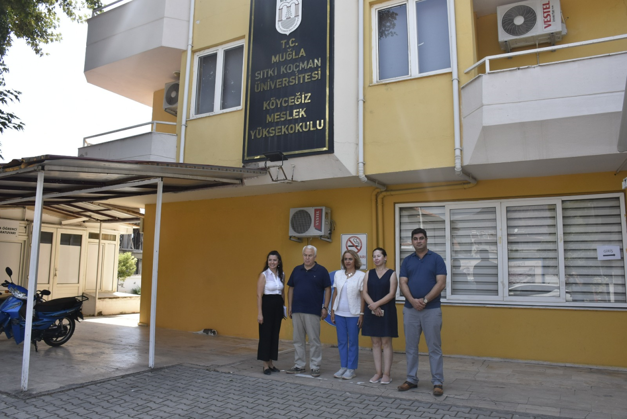 Muğla Ticaret ve Sanayi Odası Başkanı Sayın Bülent KARAKUŞ Yüksekokulumuz Müdürü Doç. Dr. Hatice ULUSOY’u makamında ziyaret etti.