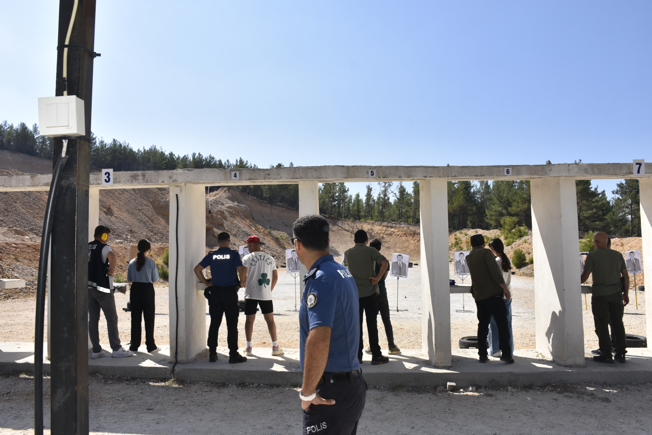 Özel Güvenlik ve Koruma Programı Öğrencilerine Silah Bilgisi ve Atış dersi Kapsamında Uygulama Eğitimi Verilmiş ve Atış Sınavı Yapıldı.