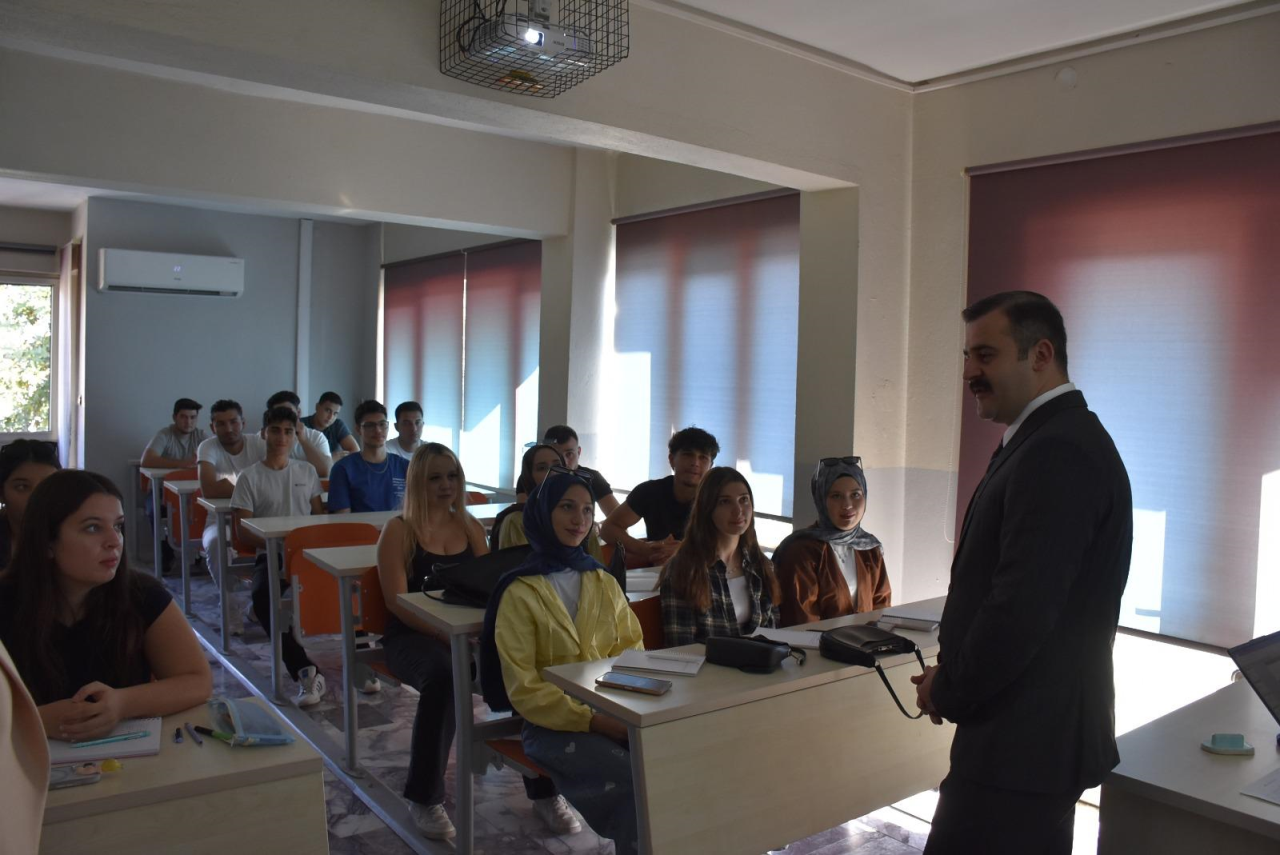 Kaymakamımız Sayın Mert KUMCU Yüksekokulumuz Müdürü Doç.Dr.Hatice ULUSOY’u makamında ziyaret etti.