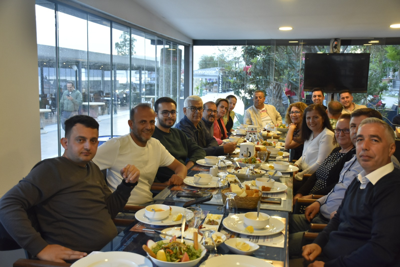 Emekliliğe Ayrılan Yüksekokul Bölüm Sekreterliği Personeli Şermin TURAN’a Veda Yemeği