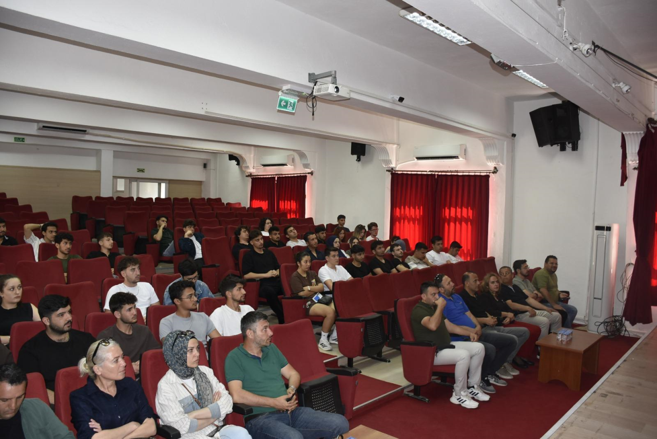 Kariyer Yolculuğu: Sektörle Buluşma Söyleşi Etkinliği Gerçekleştirildi