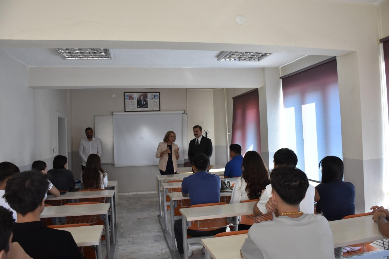 Kaymakamımız Sayın Mert KUMCU Yüksekokulumuz Müdürü Doç.Dr.Hatice ULUSOY’u makamında ziyaret etti.