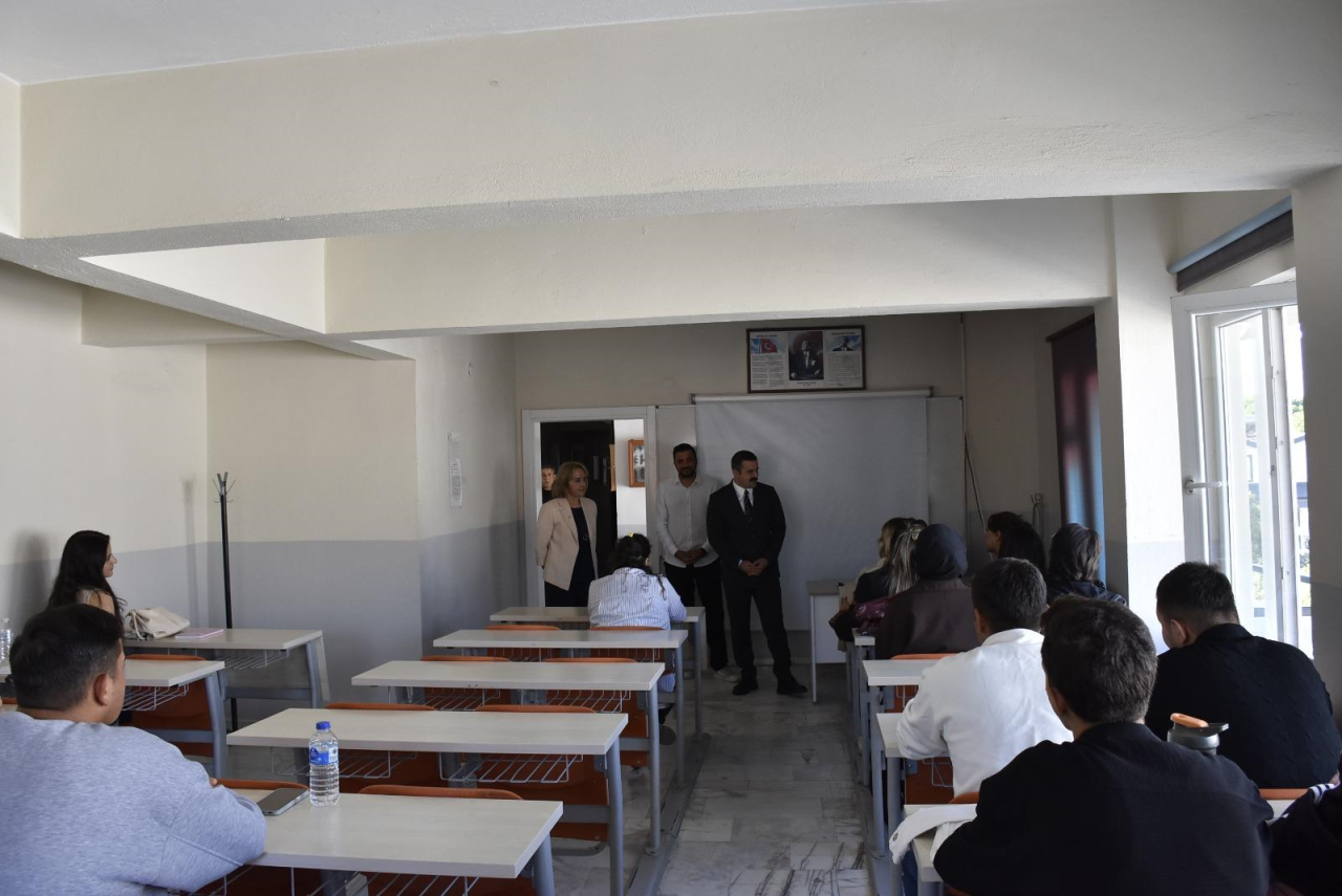 Kaymakamımız Sayın Mert KUMCU Yüksekokulumuz Müdürü Doç.Dr.Hatice ULUSOY’u makamında ziyaret etti.