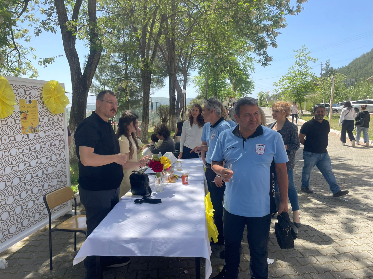 DÜNYA ARI GÜNÜ
