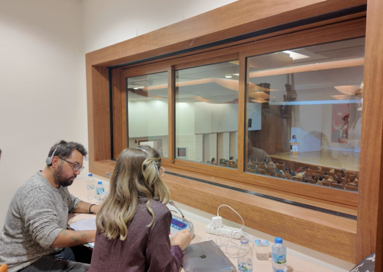 Prof. Dr. John Haldon Visits MSKÜ: Simultaneous Translation at the Event