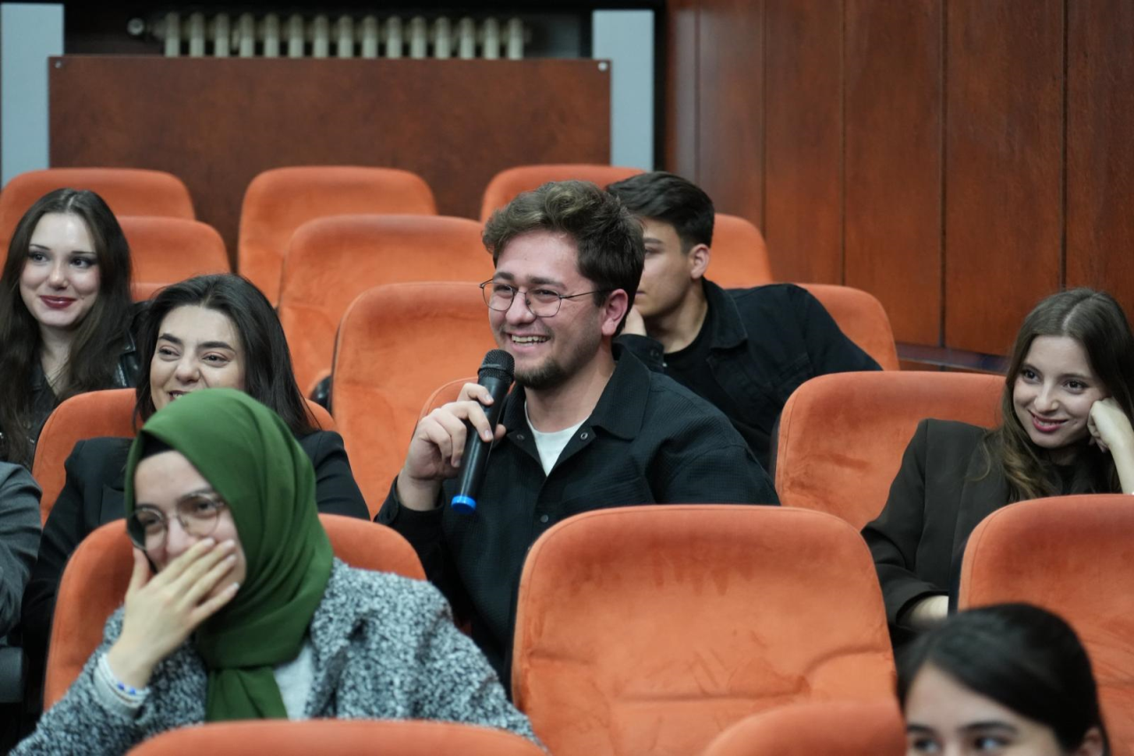 Muğla İl Millî Eğitim Müdürü Emre ÇAY, Öğretmen Adaylarıyla Kariyer Buluşmasında Bir Araya Geldi