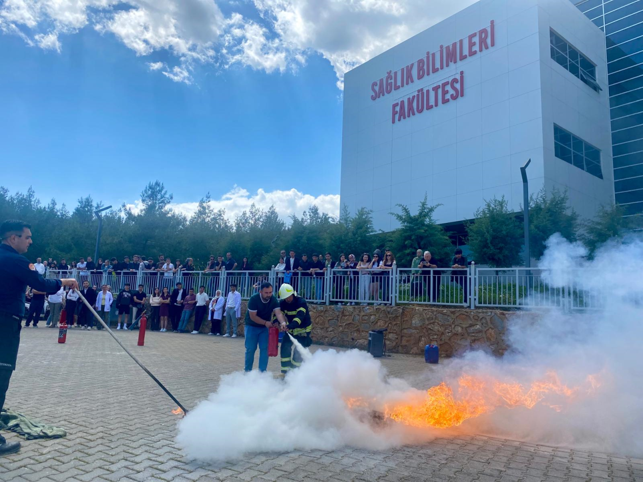 Fakültemizde Uygulamalı Yangın Eğitimi ve Tatbikatı Gerçekleştirildi