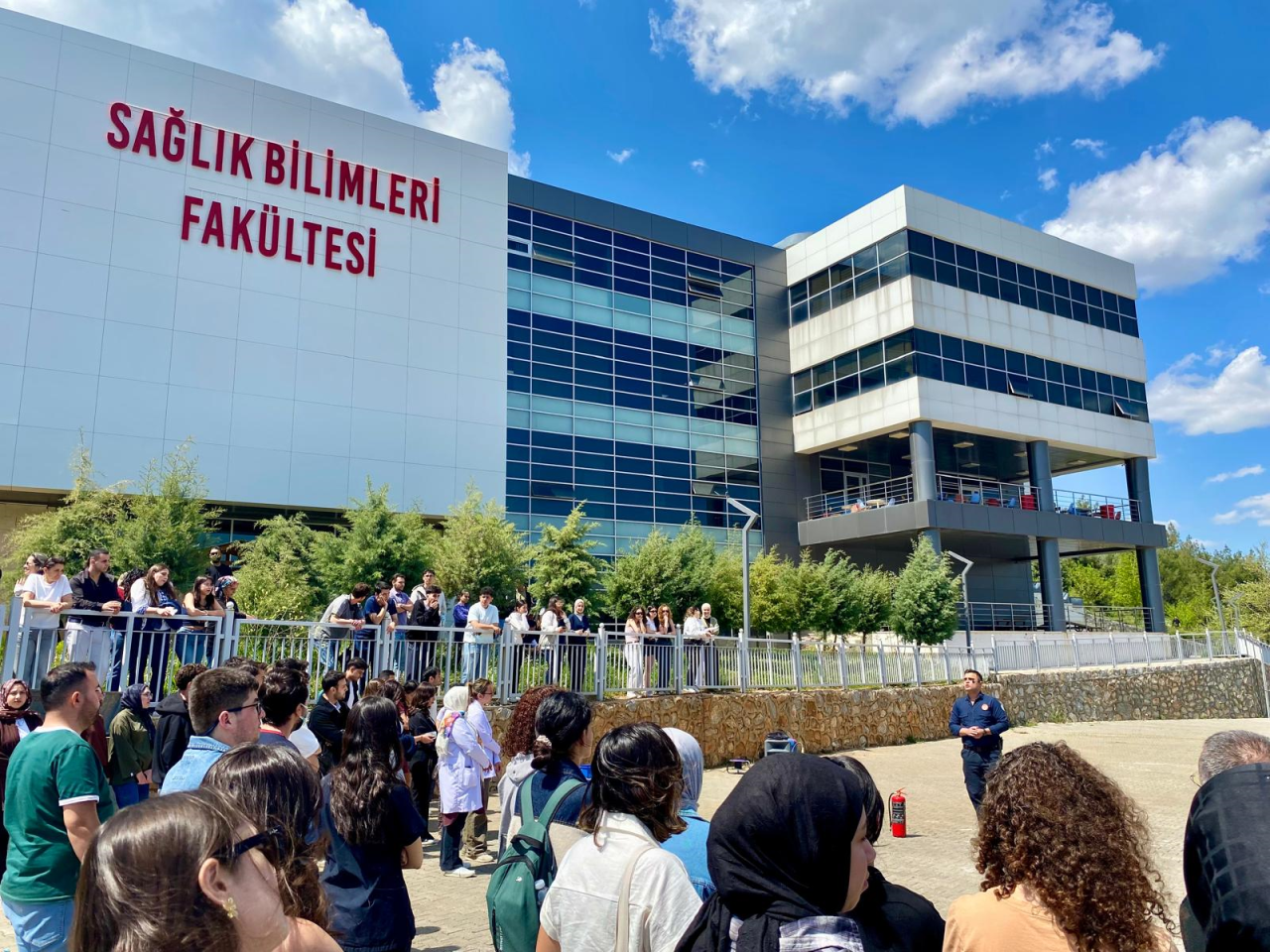 Fakültemizde Uygulamalı Yangın Eğitimi ve Tatbikatı Gerçekleştirildi