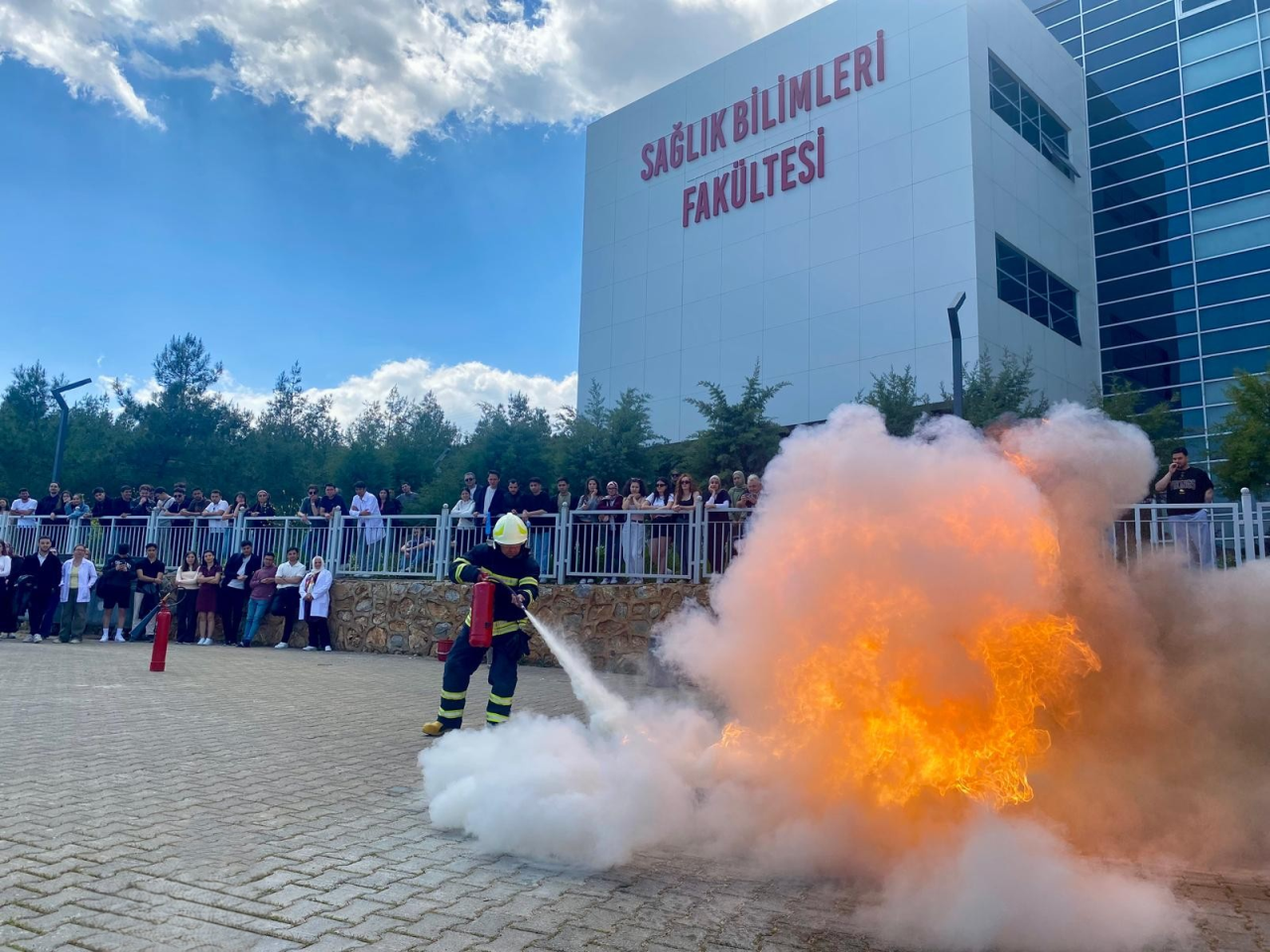 Fakültemizde Uygulamalı Yangın Eğitimi ve Tatbikatı Gerçekleştirildi