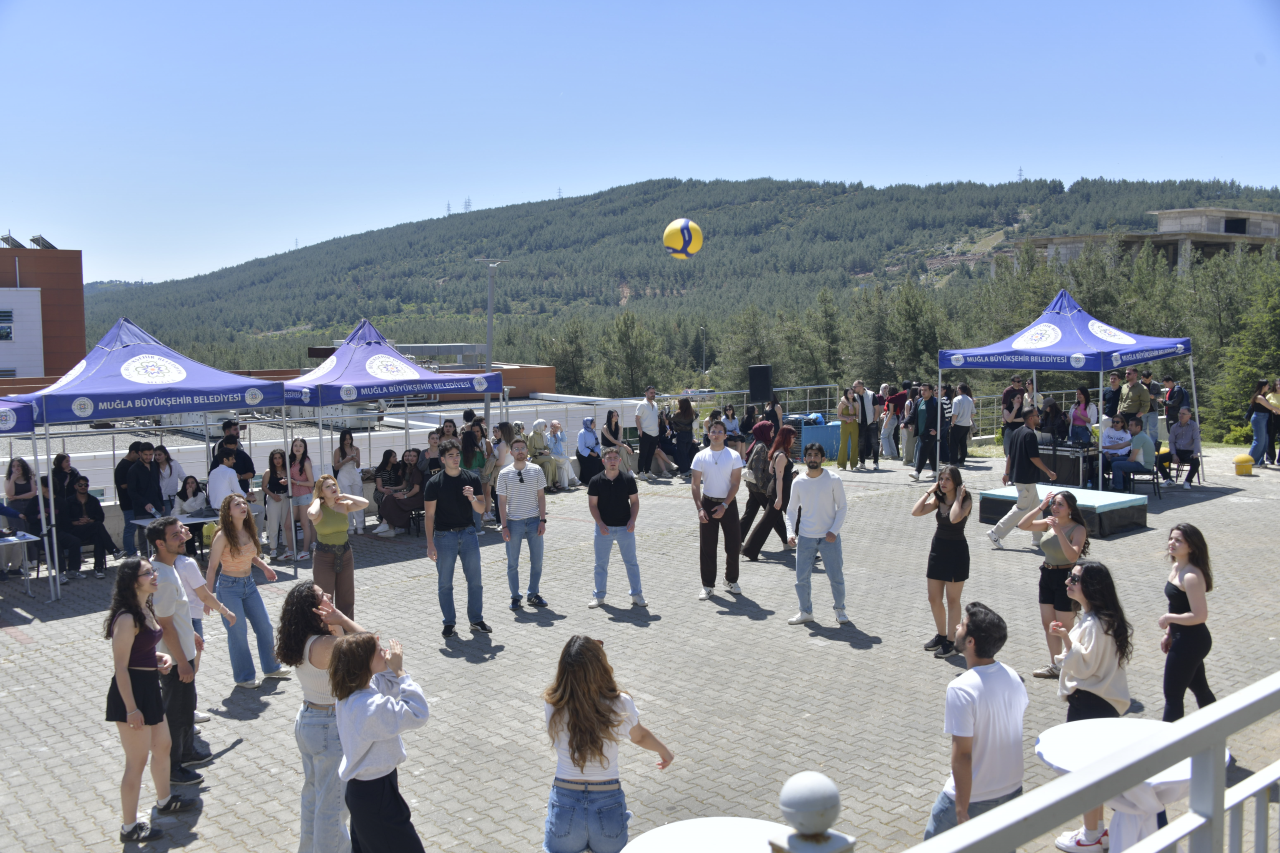 Fakültemiz Öğrencileri Bahar Şenliği Etkinliklerinde Bir Araya Geldi