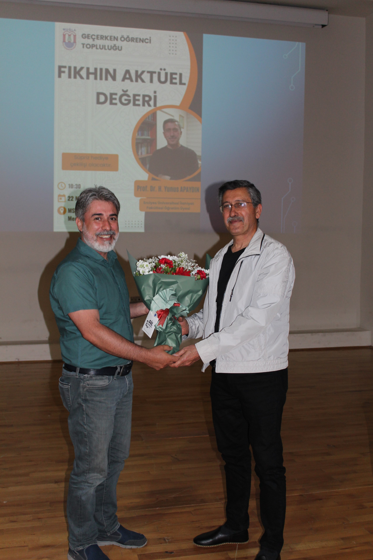 Prof. Dr. Yunus Apaydın Konferans Verdi