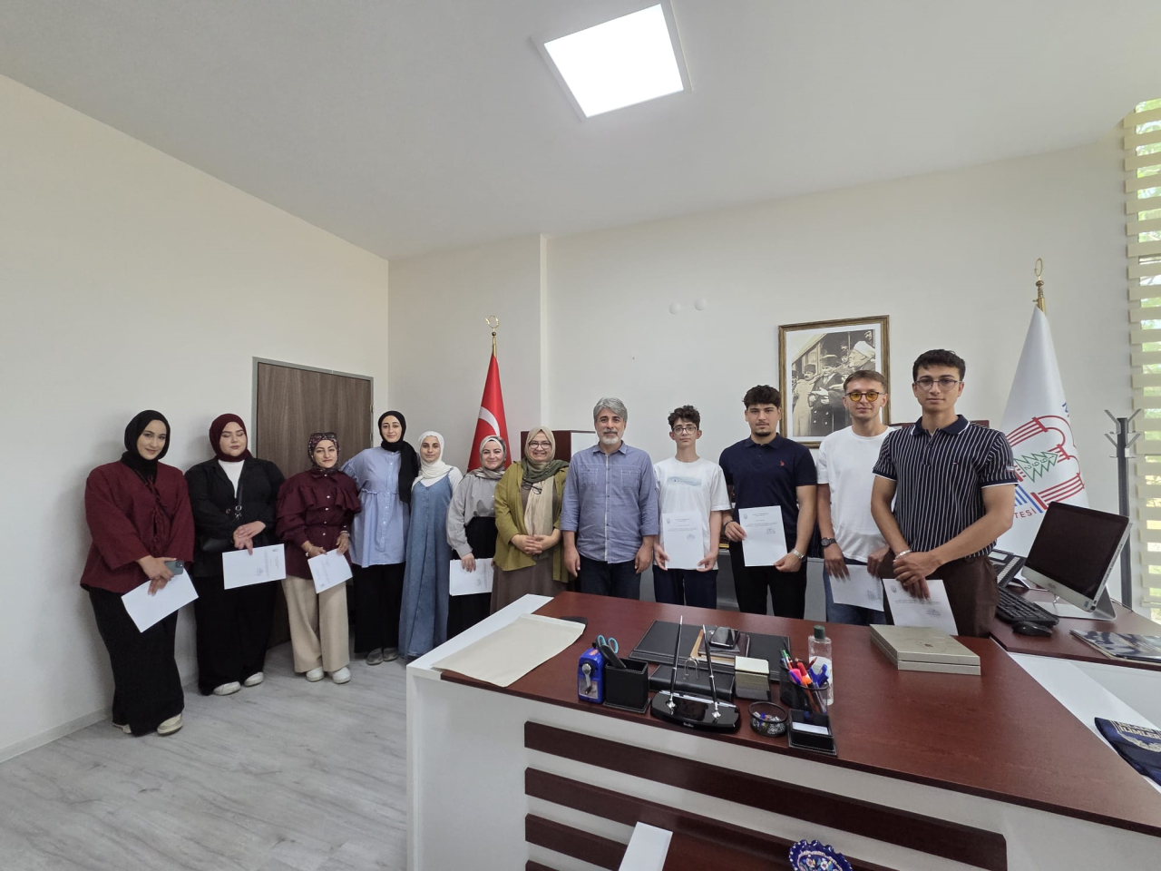 Dekanımız Prof. Dr. Fatih ORHAN II. Öğrenci Atölyeleri Programına Katılanlara Teşekkür Belgelerini Takdim Etti