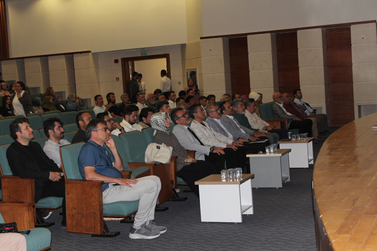 Prof. Dr. Yunus Apaydın Konferans Verdi